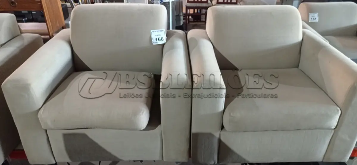 LOTE 166 - 02 POLTRONAS NA COR BEGE. (NO ESTADO) ATENÇÃO! FAZER A VISITAÇÃO ANTES DE ARREMATAR, NÃO SABEMOS SE FUNCIONA, LEILÃO NÃO TEM GARANTIA E NEM DEVOLUÇÃO, SUJEITO A POSSÍVEIS AVARIAS VISÍVEIS/OCULTAS E/OU AUSÊNCIA DE COMPONENTES.