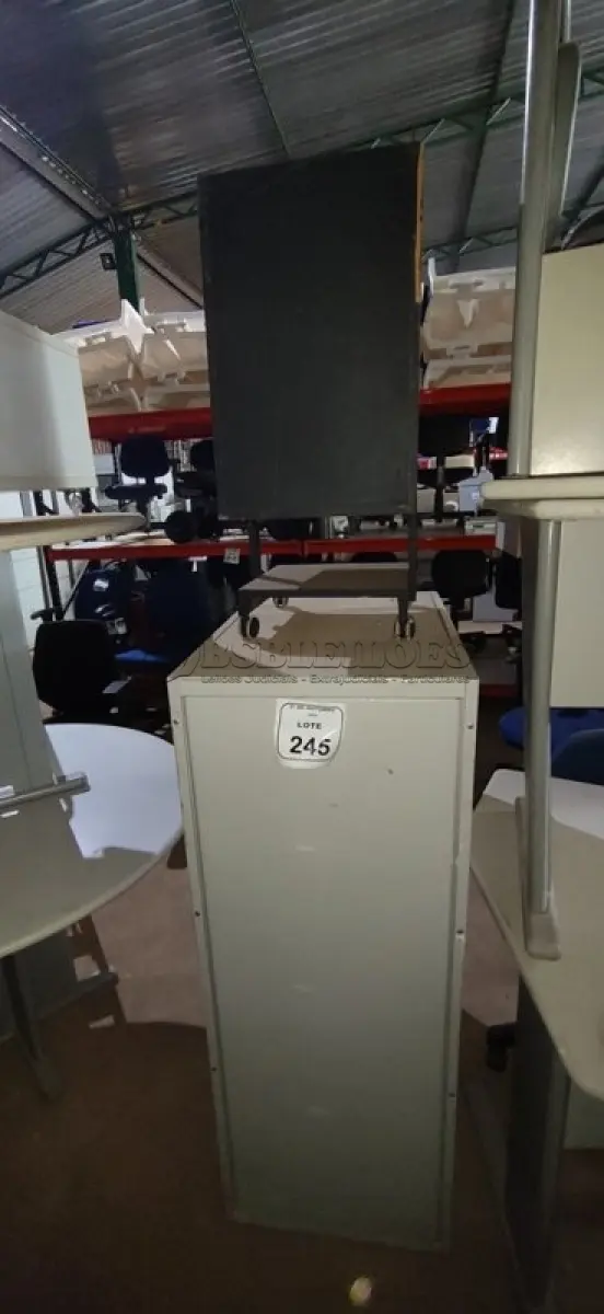 LOTE 245 - 01 ARQUIVO DE AÇO COM 04 GAVETAS E 01 GAVETEIRO PEQUENO COM 04 GAVETAS E RODINHAS. (NO ESTADO) ATENÇÃO! FAZER A VISITAÇÃO ANTES DE ARREMATAR, NÃO SABEMOS SE FUNCIONA, LEILÃO NÃO TEM GARANTIA E NEM DEVOLUÇÃO, SUJEITO A POSSÍVEIS AVARIAS VISÍVEIS/OCULTAS E/OU AUSÊNCIA DE COMPONENTES.