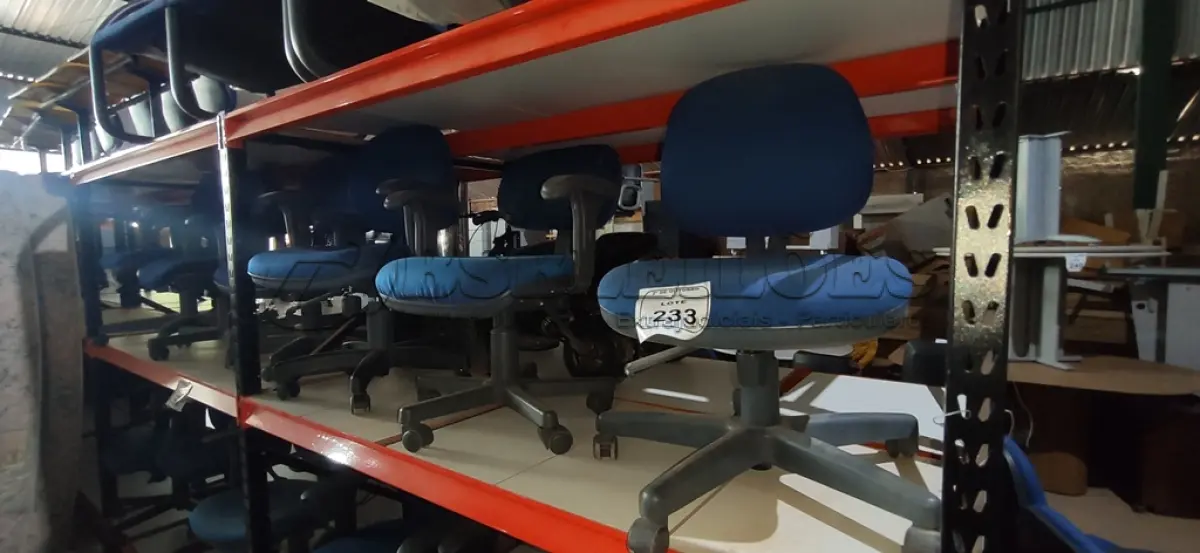 LOTE 233 - 03 CADEIRAS DE ESCRITÓRIO GIRATÓRIAS. (NO ESTADO) ATENÇÃO! FAZER A VISITAÇÃO ANTES DE ARREMATAR, NÃO SABEMOS SE FUNCIONA, LEILÃO NÃO TEM GARANTIA E NEM DEVOLUÇÃO, SUJEITO A POSSÍVEIS AVARIAS VISÍVEIS/OCULTAS E/OU AUSÊNCIA DE COMPONENTES.