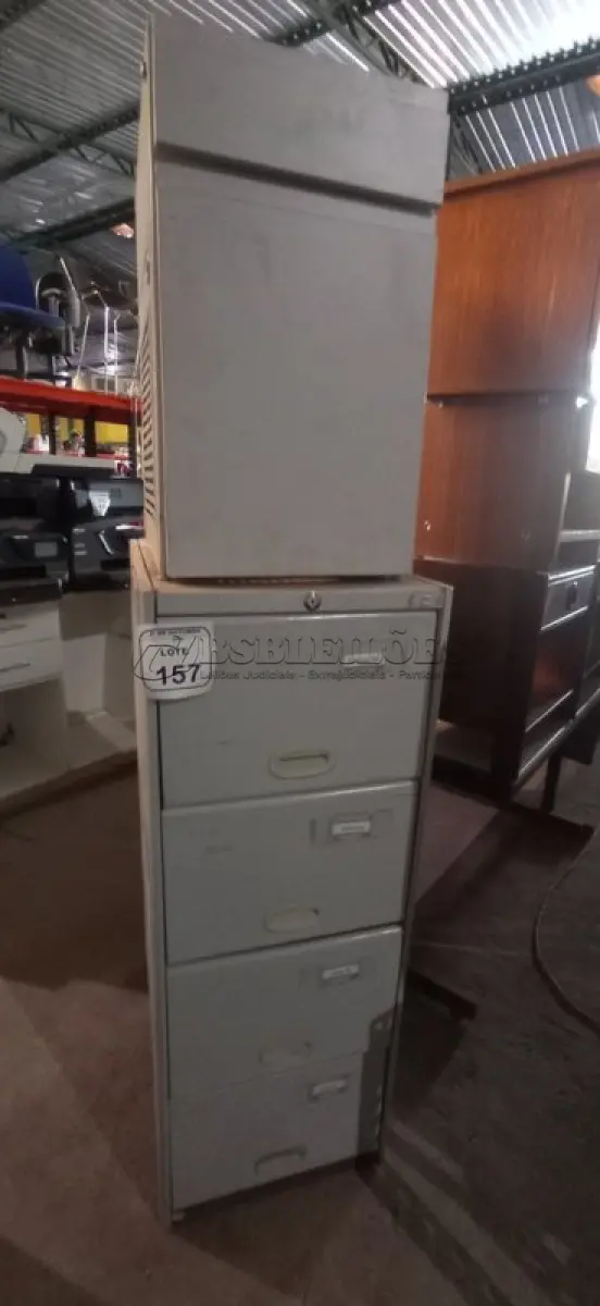 LOTE 157 - 01 ARQUIVO DE AÇO COM 04 GAVETAS EM AÇO E 01 ARMÁRIO BAIXO COM 01 GAVETA E SUPORTE PARA CPU. (NO ESTADO) ATENÇÃO! FAZER A VISITAÇÃO ANTES DE ARREMATAR, NÃO SABEMOS SE FUNCIONA, LEILÃO NÃO TEM GARANTIA E NEM DEVOLUÇÃO, SUJEITO A POSSÍVEIS AVARIAS VISÍVEIS/OCULTAS E/OU AUSÊNCIA DE COMPONENTES.