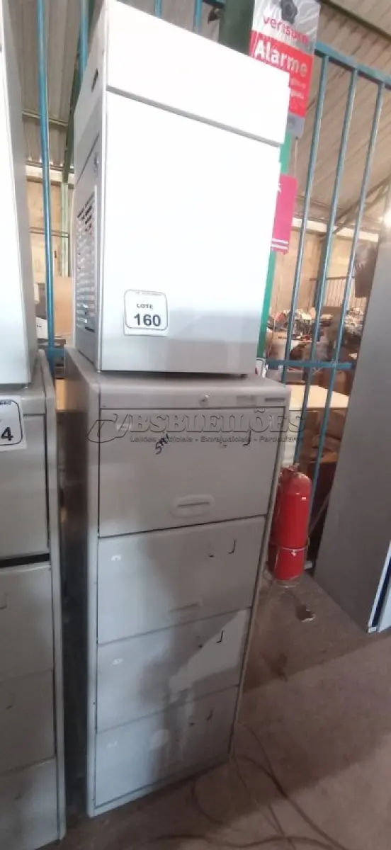 LOTE 160 - 01 ARQUIVO DE AÇO COM 04 GAVETAS EM AÇO E 01 ARMÁRIO BAIXO COM 01 GAVETA E SUPORTE PARA CPU. (NO ESTADO) ATENÇÃO! FAZER A VISITAÇÃO ANTES DE ARREMATAR, NÃO SABEMOS SE FUNCIONA, LEILÃO NÃO TEM GARANTIA E NEM DEVOLUÇÃO, SUJEITO A POSSÍVEIS AVARIAS VISÍVEIS/OCULTAS E/OU AUSÊNCIA DE COMPONENTES.