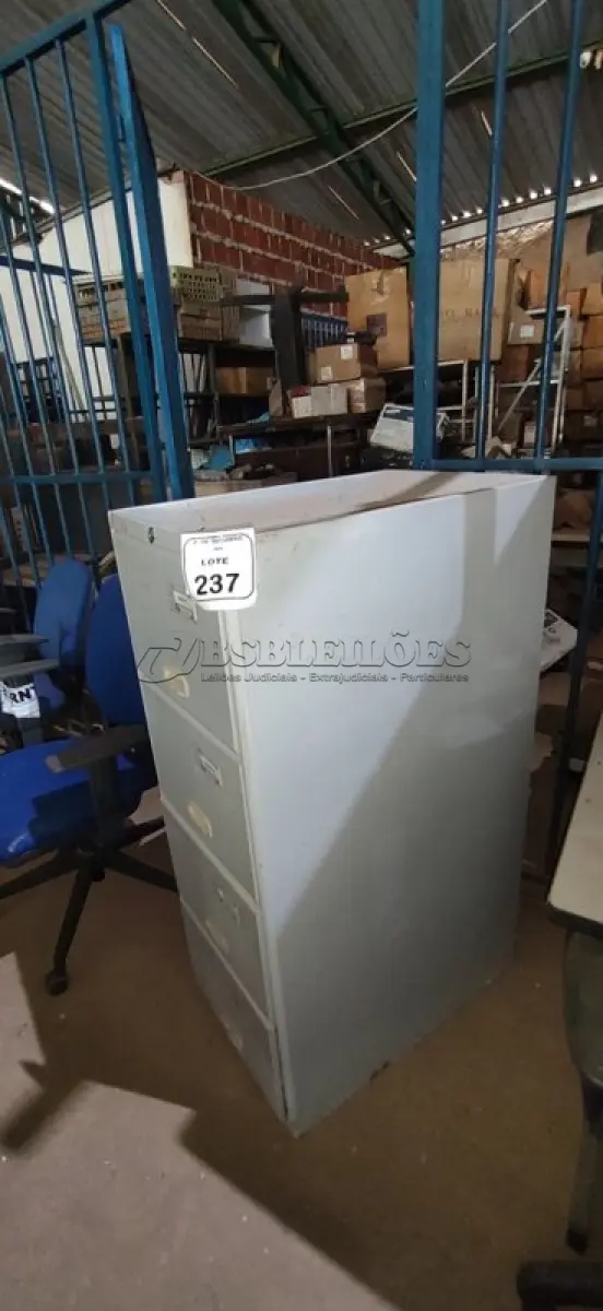 LOTE 237 - 01 ARQUIVO DE AÇO COM 04 GAVETAS. (NO ESTADO) ATENÇÃO! FAZER A VISITAÇÃO ANTES DE ARREMATAR, NÃO SABEMOS SE FUNCIONA, LEILÃO NÃO TEM GARANTIA E NEM DEVOLUÇÃO, SUJEITO A POSSÍVEIS AVARIAS VISÍVEIS/OCULTAS E/OU AUSÊNCIA DE COMPONENTES.