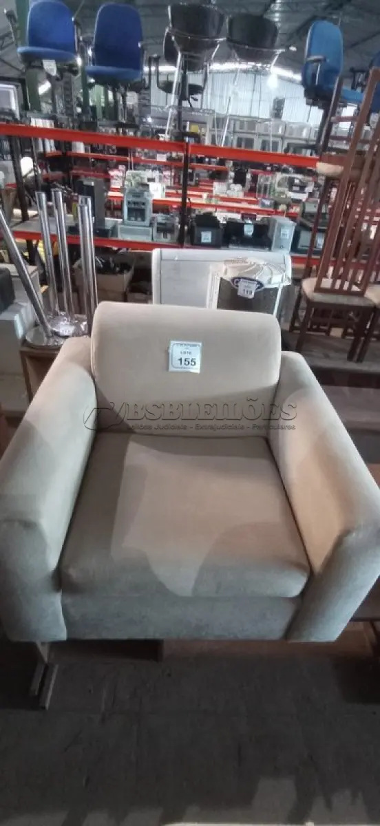 LOTE 155 - 01 POLTRONA NA COR BEGE. (NO ESTADO) ATENÇÃO! FAZER A VISITAÇÃO ANTES DE ARREMATAR, NÃO SABEMOS SE FUNCIONA, LEILÃO NÃO TEM GARANTIA E NEM DEVOLUÇÃO, SUJEITO A POSSÍVEIS AVARIAS VISÍVEIS/OCULTAS E/OU AUSÊNCIA DE COMPONENTES.