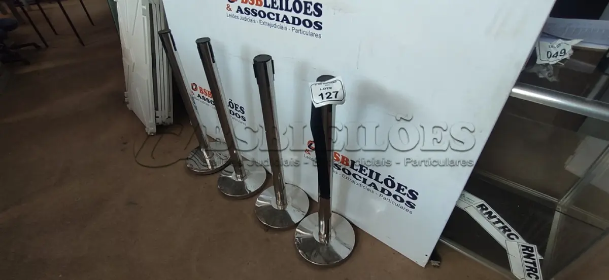 LOTE 127 - 04 ORGANIZADORES DE FILA CROMADOS DE 90CM CADA. (NO ESTADO) ATENÇÃO! FAZER A VISITAÇÃO ANTES DE ARREMATAR, NÃO SABEMOS SE FUNCIONA, LEILÃO NÃO TEM GARANTIA E NEM DEVOLUÇÃO, SUJEITO A POSSÍVEIS AVARIAS VISÍVEIS/OCULTAS E/OU AUSÊNCIA DE COMPONENTES.