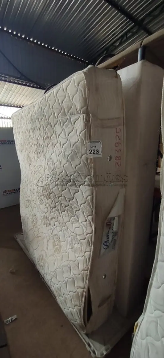 LOTE 223 - 01 COLCHÃO DE CASAL E 02 BASES. (NO ESTADO) ATENÇÃO! FAZER A VISITAÇÃO ANTES DE ARREMATAR, NÃO SABEMOS SE FUNCIONA, LEILÃO NÃO TEM GARANTIA E NEM DEVOLUÇÃO, SUJEITO A POSSÍVEIS AVARIAS VISÍVEIS/OCULTAS E/OU AUSÊNCIA DE COMPONENTES.
