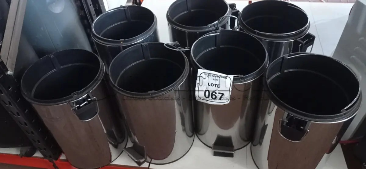 LOTE 067 - 07 LIXEIRAS EM INOX COM PEDAL E CESTO REMOVÍVEL SEM TAMPA. (NO ESTADO) ATENÇÃO! FAZER A VISITAÇÃO ANTES DE ARREMATAR, NÃO SABEMOS SE FUNCIONA, LEILÃO NÃO TEM GARANTIA E NEM DEVOLUÇÃO, SUJEITO A POSSÍVEIS AVARIAS VISÍVEIS/OCULTAS E/OU AUSÊNCIA DE COMPONENTES.