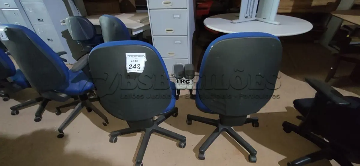 LOTE 243 - 02 CADEIRAS DE ESCRITÓRIO GIRATÓRIA. (NO ESTADO) ATENÇÃO! FAZER A VISITAÇÃO ANTES DE ARREMATAR, NÃO SABEMOS SE FUNCIONA, LEILÃO NÃO TEM GARANTIA E NEM DEVOLUÇÃO, SUJEITO A POSSÍVEIS AVARIAS VISÍVEIS/OCULTAS E/OU AUSÊNCIA DE COMPONENTES.