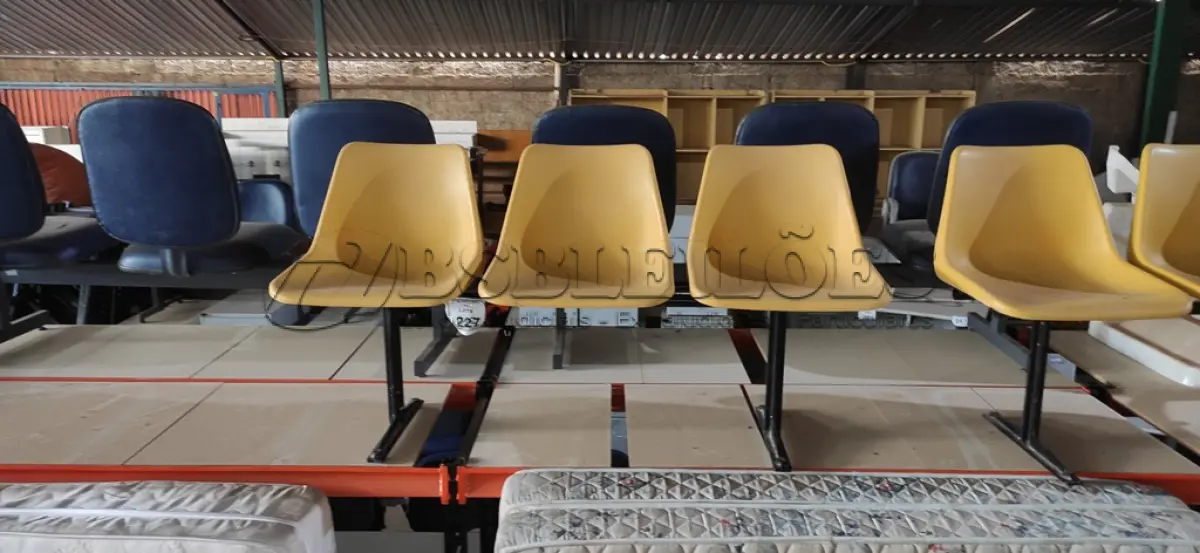 LOTE 227 - 01 CADEIRA LONGARINA DE 03 LUGARES. (NO ESTADO) ATENÇÃO! FAZER A VISITAÇÃO ANTES DE ARREMATAR, NÃO SABEMOS SE FUNCIONA, LEILÃO NÃO TEM GARANTIA E NEM DEVOLUÇÃO, SUJEITO A POSSÍVEIS AVARIAS VISÍVEIS/OCULTAS E/OU AUSÊNCIA DE COMPONENTES.