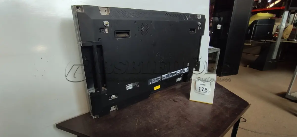 LOTE 178 - 01 MONITOR PROFISSIONAL PARA VÍDEO WALL MODELO 47WV30BS-B MARCA LG. (NO ESTADO) ATENÇÃO! FAZER A VISITAÇÃO ANTES DE ARREMATAR, NÃO SABEMOS SE FUNCIONA, LEILÃO NÃO TEM GARANTIA E NEM DEVOLUÇÃO, SUJEITO A POSSÍVEIS AVARIAS VISÍVEIS/OCULTAS E/OU AUSÊNCIA DE COMPONENTES.