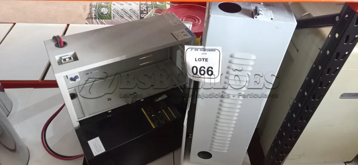 LOTE 066 - 01 NOBREAK MARCA LACERDA E 02 BANCOS DE BATERIAS VAZIOS. (NO ESTADO) ATENÇÃO! FAZER A VISITAÇÃO ANTES DE ARREMATAR, NÃO SABEMOS SE FUNCIONA, LEILÃO NÃO TEM GARANTIA E NEM DEVOLUÇÃO, SUJEITO A POSSÍVEIS AVARIAS VISÍVEIS/OCULTAS E/OU AUSÊNCIA DE COMPONENTES.