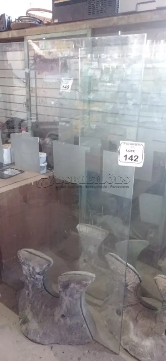 LOTE 142 - 01 PAINEL DE VIDRO DE 1,00X1,65M COM BASE ESCULTURAL EM FORMATO ORGÂNICO. (NO ESTADO) ATENÇÃO! FAZER A VISITAÇÃO ANTES DE ARREMATAR, NÃO SABEMOS SE FUNCIONA, LEILÃO NÃO TEM GARANTIA E NEM DEVOLUÇÃO, SUJEITO A POSSÍVEIS AVARIAS VISÍVEIS/OCULTAS E/OU AUSÊNCIA DE COMPONENTES.