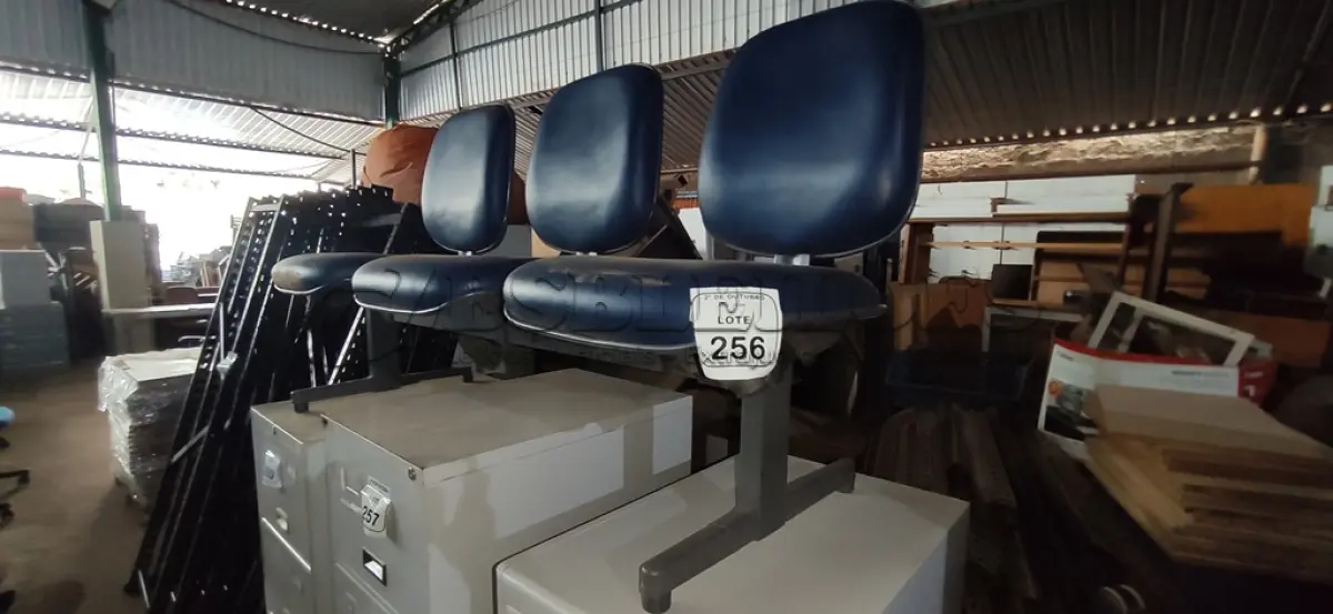LOTE 256 - 01 CADEIRA TIPO LONGARINA DE 03 LUGARES. (NO ESTADO) ATENÇÃO! FAZER A VISITAÇÃO ANTES DE ARREMATAR, NÃO SABEMOS SE FUNCIONA, LEILÃO NÃO TEM GARANTIA E NEM DEVOLUÇÃO, SUJEITO A POSSÍVEIS AVARIAS VISÍVEIS/OCULTAS E/OU AUSÊNCIA DE COMPONENTES.