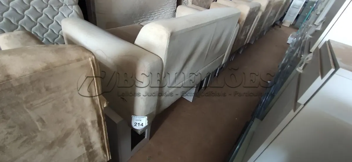 LOTE 214 - 01 SOFÁ DE 02 LUGARES E 02 ARMÁRIOS BAIXOS COM 01 GAVETA E SUPORTE PARA CPU. (NO ESTADO) ATENÇÃO! FAZER A VISITAÇÃO ANTES DE ARREMATAR, NÃO SABEMOS SE FUNCIONA, LEILÃO NÃO TEM GARANTIA E NEM DEVOLUÇÃO, SUJEITO A POSSÍVEIS AVARIAS VISÍVEIS/OCULTAS E/OU AUSÊNCIA DE COMPONENTES.
