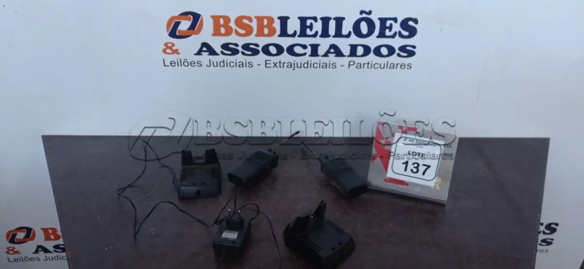 LOTE 137 - 02 RÁDIOS COMUNICADORES COM BASE DE CARREGADOR MARCA VÓRTEX STANDARD. (NO ESTADO) ATENÇÃO! FAZER A VISITAÇÃO ANTES DE ARREMATAR, NÃO SABEMOS SE FUNCIONA, LEILÃO NÃO TEM GARANTIA E NEM DEVOLUÇÃO, SUJEITO A POSSÍVEIS AVARIAS VISÍVEIS/OCULTAS E/OU AUSÊNCIA DE COMPONENTES.