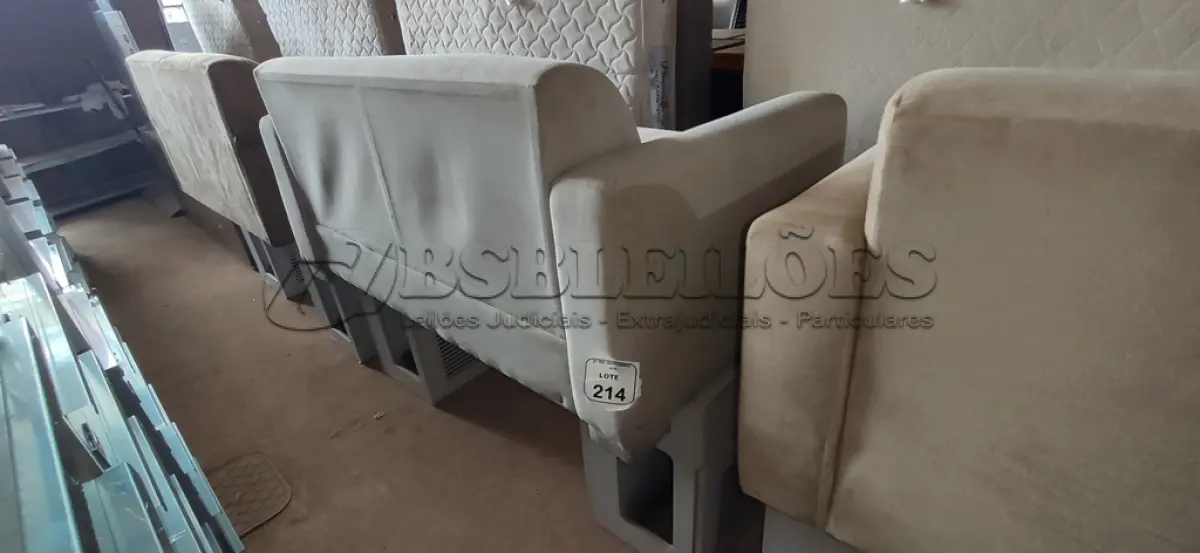 LOTE 214 - 01 SOFÁ DE 02 LUGARES E 02 ARMÁRIOS BAIXOS COM 01 GAVETA E SUPORTE PARA CPU. (NO ESTADO) ATENÇÃO! FAZER A VISITAÇÃO ANTES DE ARREMATAR, NÃO SABEMOS SE FUNCIONA, LEILÃO NÃO TEM GARANTIA E NEM DEVOLUÇÃO, SUJEITO A POSSÍVEIS AVARIAS VISÍVEIS/OCULTAS E/OU AUSÊNCIA DE COMPONENTES.