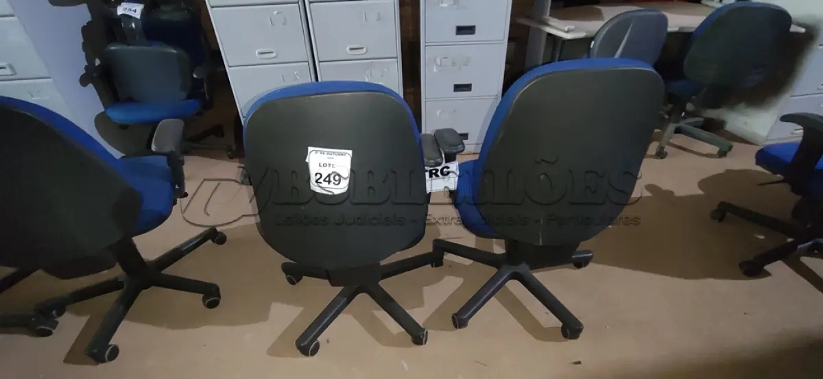 LOTE 249 - 02 CADEIRAS DE ESCRITÓRIO GIRATÓRIA. (NO ESTADO) ATENÇÃO! FAZER A VISITAÇÃO ANTES DE ARREMATAR, NÃO SABEMOS SE FUNCIONA, LEILÃO NÃO TEM GARANTIA E NEM DEVOLUÇÃO, SUJEITO A POSSÍVEIS AVARIAS VISÍVEIS/OCULTAS E/OU AUSÊNCIA DE COMPONENTES.
