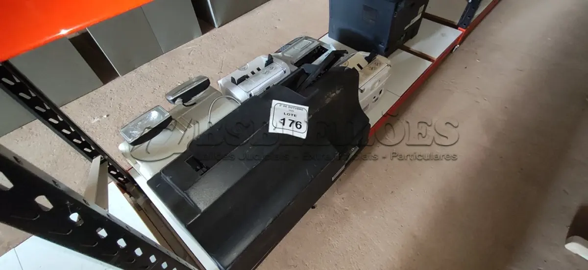 LOTE 176 - 03 MÁQUINAS DE CONTAR CÉDULAS, 01 MÁQUINA DE CONTAR DINHEIRO E 01 LUMINÁRIA DE EMERGÊNCIA MARCA AUREONLUX. (NO ESTADO) ATENÇÃO! FAZER A VISITAÇÃO ANTES DE ARREMATAR, NÃO SABEMOS SE FUNCIONA, LEILÃO NÃO TEM GARANTIA E NEM DEVOLUÇÃO, SUJEITO A POSSÍVEIS AVARIAS VISÍVEIS/OCULTAS E/OU AUSÊNCIA DE COMPONENTES.