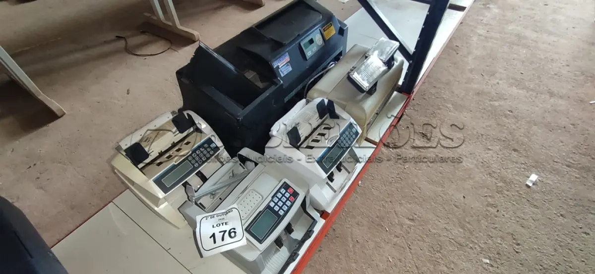 LOTE 176 - 03 MÁQUINAS DE CONTAR CÉDULAS, 01 MÁQUINA DE CONTAR DINHEIRO E 01 LUMINÁRIA DE EMERGÊNCIA MARCA AUREONLUX. (NO ESTADO) ATENÇÃO! FAZER A VISITAÇÃO ANTES DE ARREMATAR, NÃO SABEMOS SE FUNCIONA, LEILÃO NÃO TEM GARANTIA E NEM DEVOLUÇÃO, SUJEITO A POSSÍVEIS AVARIAS VISÍVEIS/OCULTAS E/OU AUSÊNCIA DE COMPONENTES.