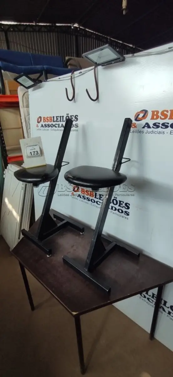 LOTE 173 - 02 BANCOS COM ASSENTO REGULÁVEL. (NO ESTADO) ATENÇÃO! FAZER A VISITAÇÃO ANTES DE ARREMATAR, NÃO SABEMOS SE FUNCIONA, LEILÃO NÃO TEM GARANTIA E NEM DEVOLUÇÃO, SUJEITO A POSSÍVEIS AVARIAS VISÍVEIS/OCULTAS E/OU AUSÊNCIA DE COMPONENTES.
