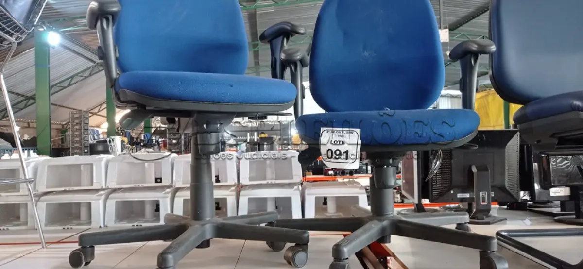 LOTE 091 - 02 CADEIRAS DE ESCRITÓRIO GIRATÓRIAS. (NO ESTADO) ATENÇÃO! FAZER A VISITAÇÃO ANTES DE ARREMATAR, NÃO SABEMOS SE FUNCIONA, LEILÃO NÃO TEM GARANTIA E NEM DEVOLUÇÃO, SUJEITO A POSSÍVEIS AVARIAS VISÍVEIS/OCULTAS E/OU AUSÊNCIA DE COMPONENTES.