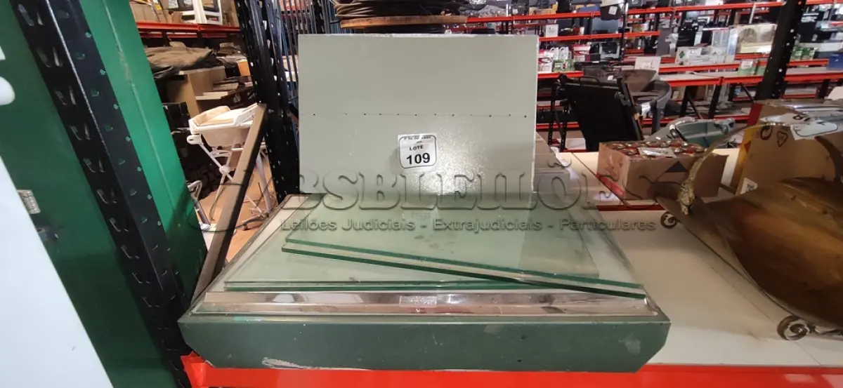 LOTE 109 - 01 CAIXA DE PASSAGEM ELÉTRICA, 01 NEGATOSCÓPIO DE 80X50CM E 04 VIDROS EM FORMATO TRAPEZOIDAL DE APROXIMADAMENTE 64CM. (NO ESTADO) ATENÇÃO! FAZER A VISITAÇÃO ANTES DE ARREMATAR, NÃO SABEMOS SE FUNCIONA, LEILÃO NÃO TEM GARANTIA E NEM DEVOLUÇÃO, SUJEITO A POSSÍVEIS AVARIAS VISÍVEIS/OCULTAS E/OU AUSÊNCIA DE COMPONENTES.