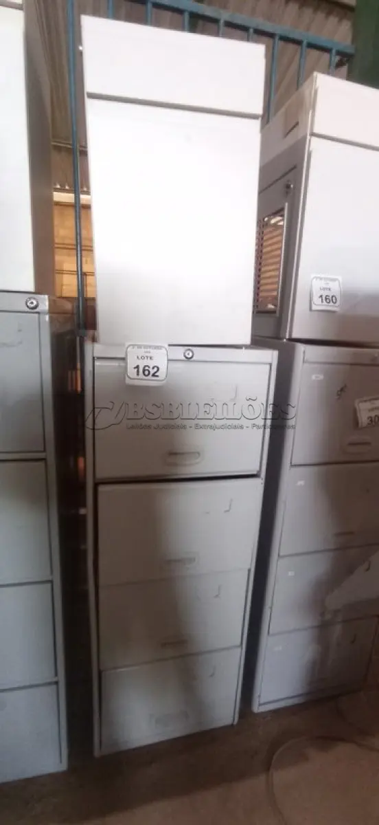 LOTE 162 - 01 ARQUIVO DE AÇO COM 04 GAVETAS EM AÇO E 01 ARMÁRIO BAIXO COM 01 GAVETA E SUPORTE PARA CPU. (NO ESTADO) ATENÇÃO! FAZER A VISITAÇÃO ANTES DE ARREMATAR, NÃO SABEMOS SE FUNCIONA, LEILÃO NÃO TEM GARANTIA E NEM DEVOLUÇÃO, SUJEITO A POSSÍVEIS AVARIAS VISÍVEIS/OCULTAS E/OU AUSÊNCIA DE COMPONENTES.