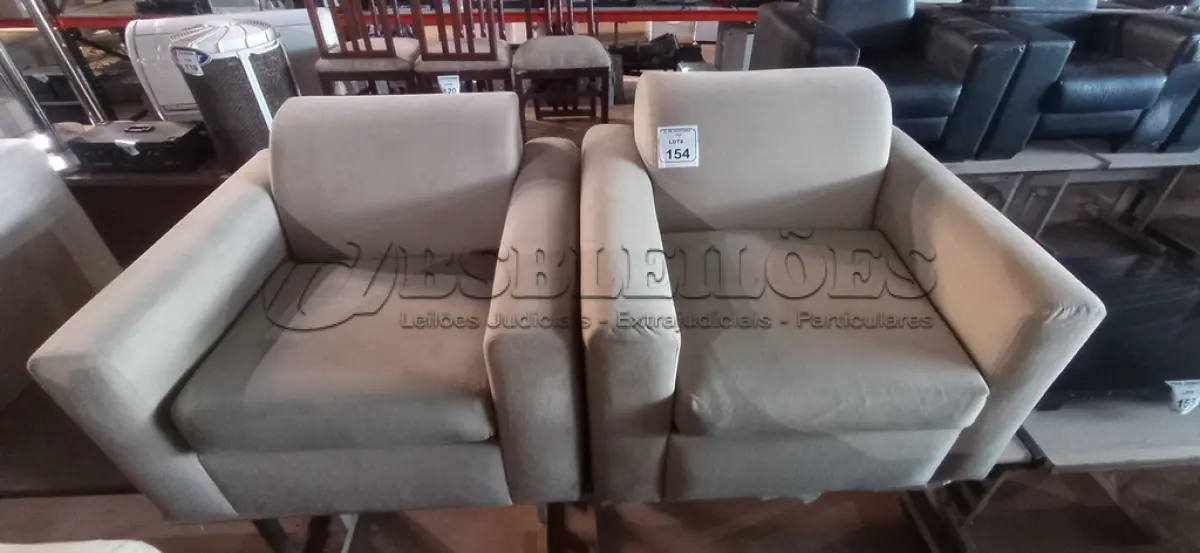 LOTE 154 - 02 POLTRONAS NA COR BEGE. (NO ESTADO) ATENÇÃO! FAZER A VISITAÇÃO ANTES DE ARREMATAR, NÃO SABEMOS SE FUNCIONA, LEILÃO NÃO TEM GARANTIA E NEM DEVOLUÇÃO, SUJEITO A POSSÍVEIS AVARIAS VISÍVEIS/OCULTAS E/OU AUSÊNCIA DE COMPONENTES.