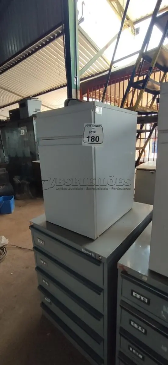 LOTE 180 - 01 ARQUIVO BAIXO DE AÇO COM 05 GAVETAS E 01 ARMÁRIO BAIXO COM 01 GAVETA E SUPORTE PARA CPU. (NO ESTADO) ATENÇÃO! FAZER A VISITAÇÃO ANTES DE ARREMATAR, NÃO SABEMOS SE FUNCIONA, LEILÃO NÃO TEM GARANTIA E NEM DEVOLUÇÃO, SUJEITO A POSSÍVEIS AVARIAS VISÍVEIS/OCULTAS E/OU AUSÊNCIA DE COMPONENTES.