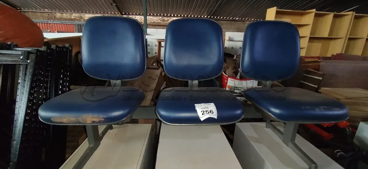 LOTE 256 - 01 CADEIRA TIPO LONGARINA DE 03 LUGARES. (NO ESTADO) ATENÇÃO! FAZER A VISITAÇÃO ANTES DE ARREMATAR, NÃO SABEMOS SE FUNCIONA, LEILÃO NÃO TEM GARANTIA E NEM DEVOLUÇÃO, SUJEITO A POSSÍVEIS AVARIAS VISÍVEIS/OCULTAS E/OU AUSÊNCIA DE COMPONENTES.