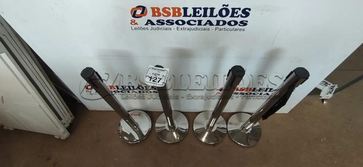 LOTE 127 - 04 ORGANIZADORES DE FILA CROMADOS DE 90CM CADA. (NO ESTADO) ATENÇÃO! FAZER A VISITAÇÃO ANTES DE ARREMATAR, NÃO SABEMOS SE FUNCIONA, LEILÃO NÃO TEM GARANTIA E NEM DEVOLUÇÃO, SUJEITO A POSSÍVEIS AVARIAS VISÍVEIS/OCULTAS E/OU AUSÊNCIA DE COMPONENTES.