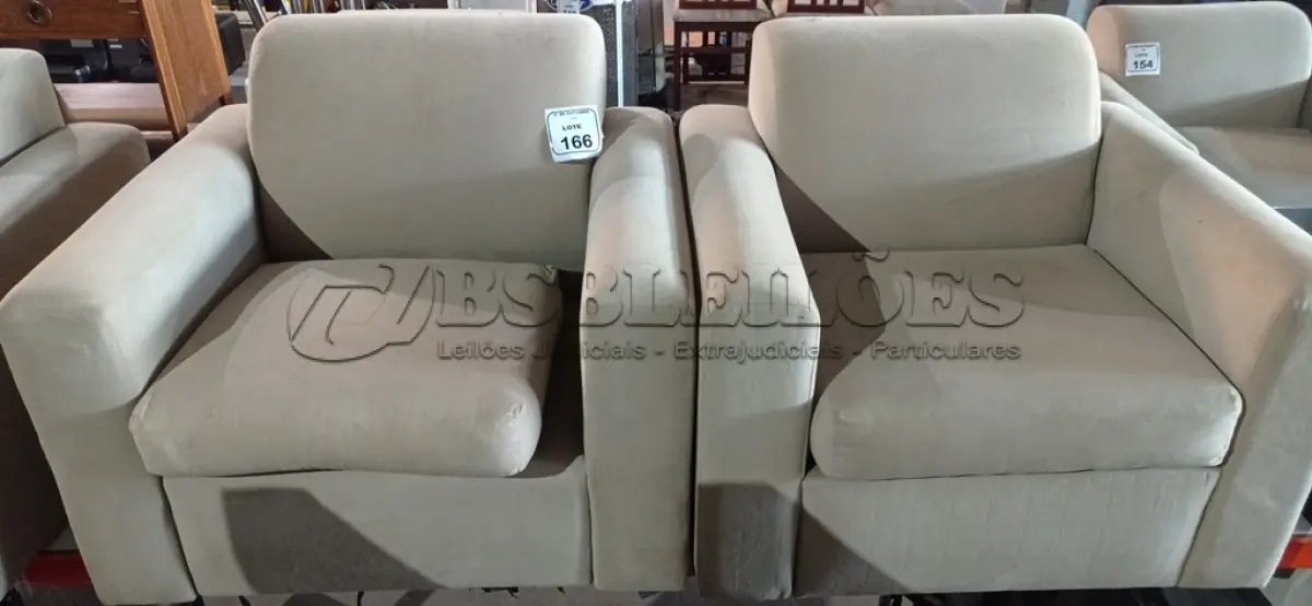 LOTE 166 - 02 POLTRONAS NA COR BEGE. (NO ESTADO) ATENÇÃO! FAZER A VISITAÇÃO ANTES DE ARREMATAR, NÃO SABEMOS SE FUNCIONA, LEILÃO NÃO TEM GARANTIA E NEM DEVOLUÇÃO, SUJEITO A POSSÍVEIS AVARIAS VISÍVEIS/OCULTAS E/OU AUSÊNCIA DE COMPONENTES.