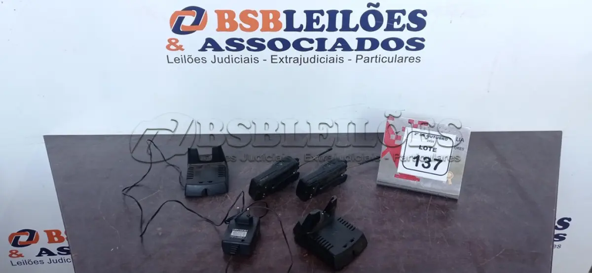LOTE 137 - 02 RÁDIOS COMUNICADORES COM BASE DE CARREGADOR MARCA VÓRTEX STANDARD. (NO ESTADO) ATENÇÃO! FAZER A VISITAÇÃO ANTES DE ARREMATAR, NÃO SABEMOS SE FUNCIONA, LEILÃO NÃO TEM GARANTIA E NEM DEVOLUÇÃO, SUJEITO A POSSÍVEIS AVARIAS VISÍVEIS/OCULTAS E/OU AUSÊNCIA DE COMPONENTES.