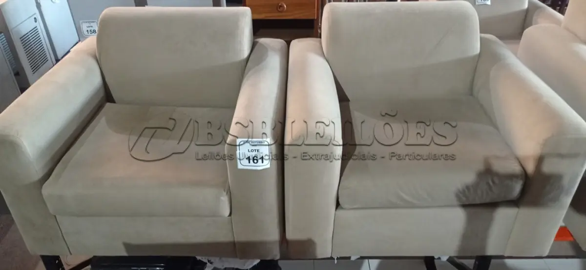 LOTE 161 - 02 POLTRONAS NA COR BEGE. (NO ESTADO) ATENÇÃO! FAZER A VISITAÇÃO ANTES DE ARREMATAR, NÃO SABEMOS SE FUNCIONA, LEILÃO NÃO TEM GARANTIA E NEM DEVOLUÇÃO, SUJEITO A POSSÍVEIS AVARIAS VISÍVEIS/OCULTAS E/OU AUSÊNCIA DE COMPONENTES.