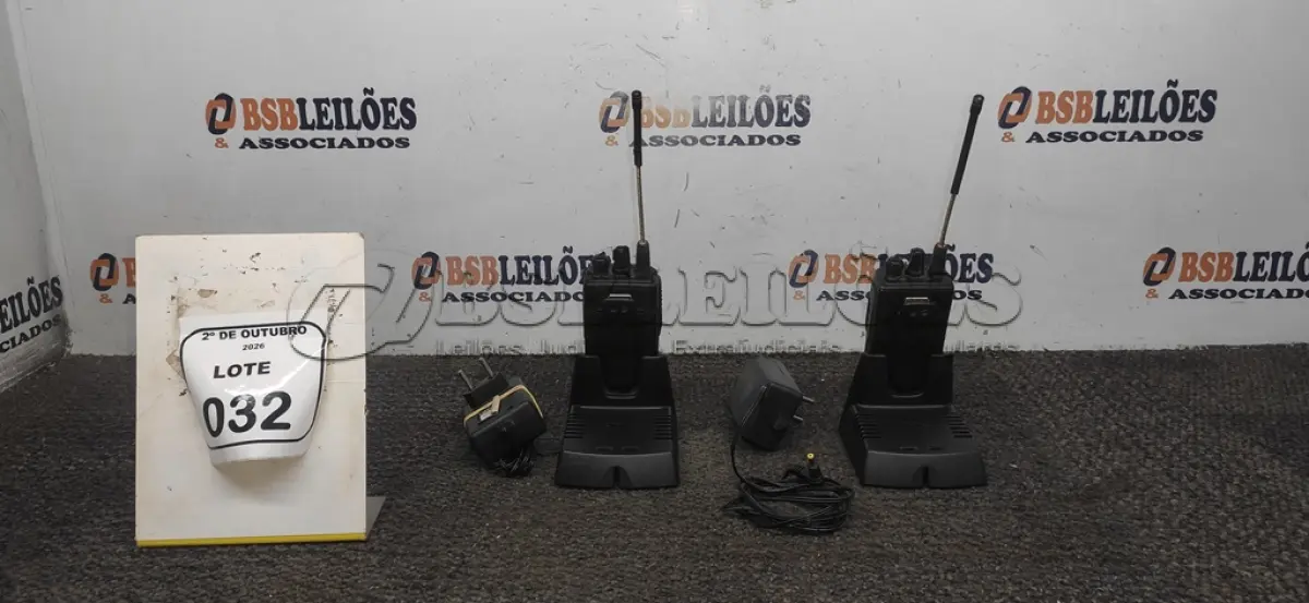 LOTE 032 - 02 RÁDIOS COMUNICADORES COM BASE DE CARREGADOR MARCA VÓRTEX STANDARD. (NO ESTADO) ATENÇÃO! FAZER A VISITAÇÃO ANTES DE ARREMATAR, NÃO SABEMOS SE FUNCIONA, LEILÃO NÃO TEM GARANTIA E NEM DEVOLUÇÃO, SUJEITO A POSSÍVEIS AVARIAS VISÍVEIS/OCULTAS E/OU AUSÊNCIA DE COMPONENTES.