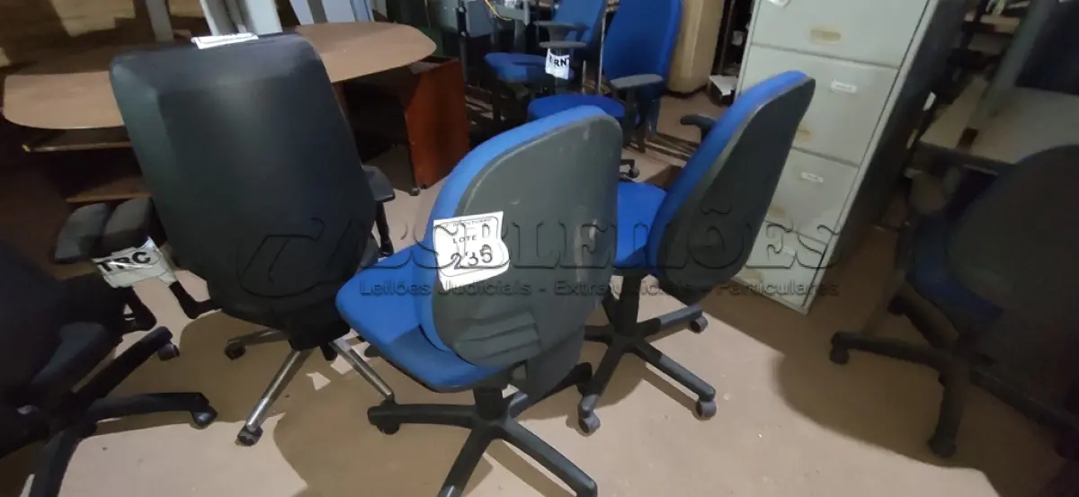 LOTE 235 - 02 CADEIRAS DE ESCRITÓRIO GIRATÓRIA. (NO ESTADO) ATENÇÃO! FAZER A VISITAÇÃO ANTES DE ARREMATAR, NÃO SABEMOS SE FUNCIONA, LEILÃO NÃO TEM GARANTIA E NEM DEVOLUÇÃO, SUJEITO A POSSÍVEIS AVARIAS VISÍVEIS/OCULTAS E/OU AUSÊNCIA DE COMPONENTES.