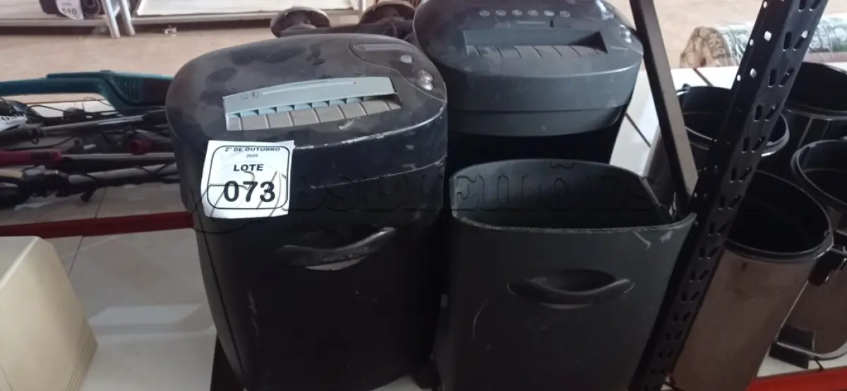 LOTE 073 - 02 FRAGMENTADORAS DE PAPEL. (NO ESTADO) ATENÇÃO! FAZER A VISITAÇÃO ANTES DE ARREMATAR, NÃO SABEMOS SE FUNCIONA, LEILÃO NÃO TEM GARANTIA E NEM DEVOLUÇÃO, SUJEITO A POSSÍVEIS AVARIAS VISÍVEIS/OCULTAS E/OU AUSÊNCIA DE COMPONENTES.