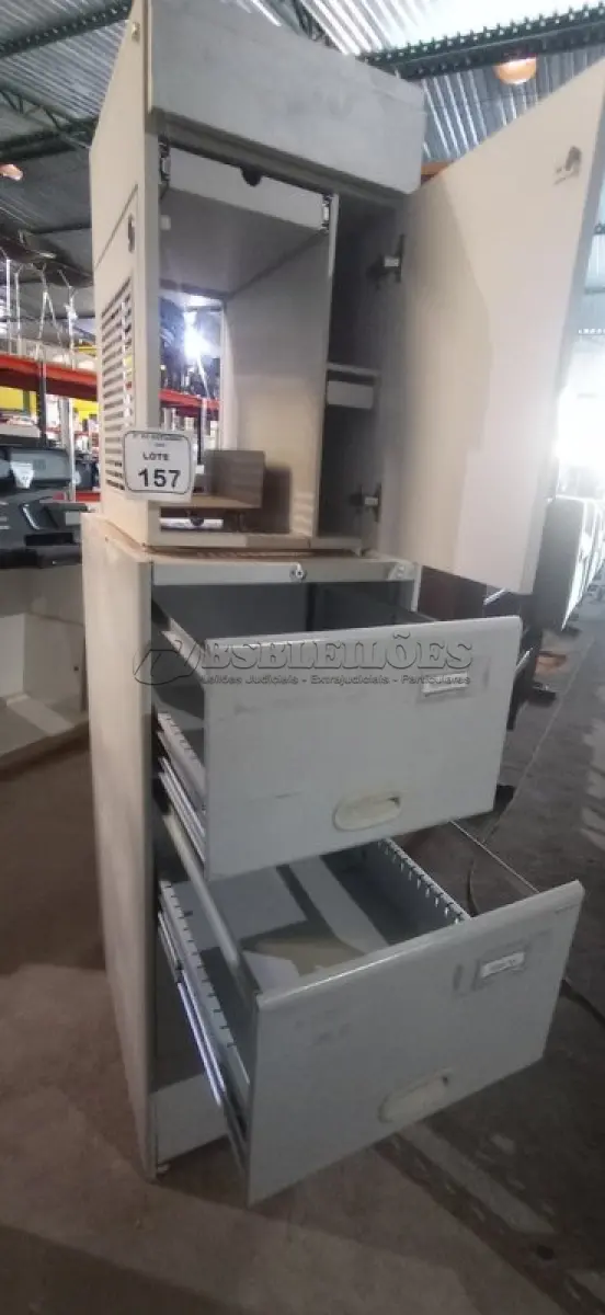 LOTE 157 - 01 ARQUIVO DE AÇO COM 04 GAVETAS EM AÇO E 01 ARMÁRIO BAIXO COM 01 GAVETA E SUPORTE PARA CPU. (NO ESTADO) ATENÇÃO! FAZER A VISITAÇÃO ANTES DE ARREMATAR, NÃO SABEMOS SE FUNCIONA, LEILÃO NÃO TEM GARANTIA E NEM DEVOLUÇÃO, SUJEITO A POSSÍVEIS AVARIAS VISÍVEIS/OCULTAS E/OU AUSÊNCIA DE COMPONENTES.