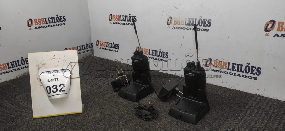 LOTE 032 - 02 RÁDIOS COMUNICADORES COM BASE DE CARREGADOR MARCA VÓRTEX STANDARD. (NO ESTADO) ATENÇÃO! FAZER A VISITAÇÃO ANTES DE ARREMATAR, NÃO SABEMOS SE FUNCIONA, LEILÃO NÃO TEM GARANTIA E NEM DEVOLUÇÃO, SUJEITO A POSSÍVEIS AVARIAS VISÍVEIS/OCULTAS E/OU AUSÊNCIA DE COMPONENTES.