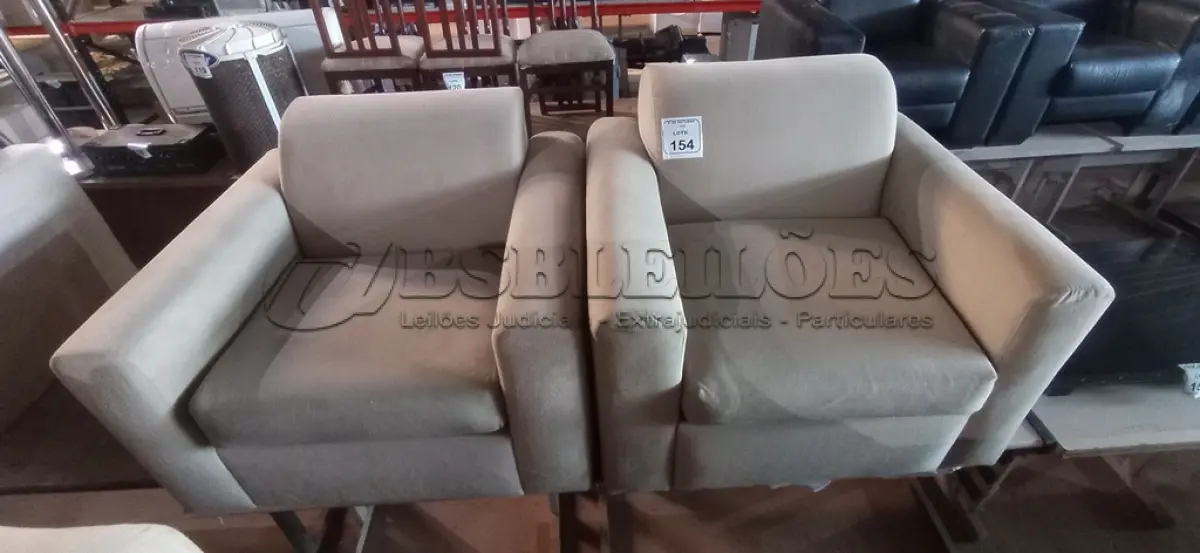 LOTE 154 - 02 POLTRONAS NA COR BEGE. (NO ESTADO) ATENÇÃO! FAZER A VISITAÇÃO ANTES DE ARREMATAR, NÃO SABEMOS SE FUNCIONA, LEILÃO NÃO TEM GARANTIA E NEM DEVOLUÇÃO, SUJEITO A POSSÍVEIS AVARIAS VISÍVEIS/OCULTAS E/OU AUSÊNCIA DE COMPONENTES.