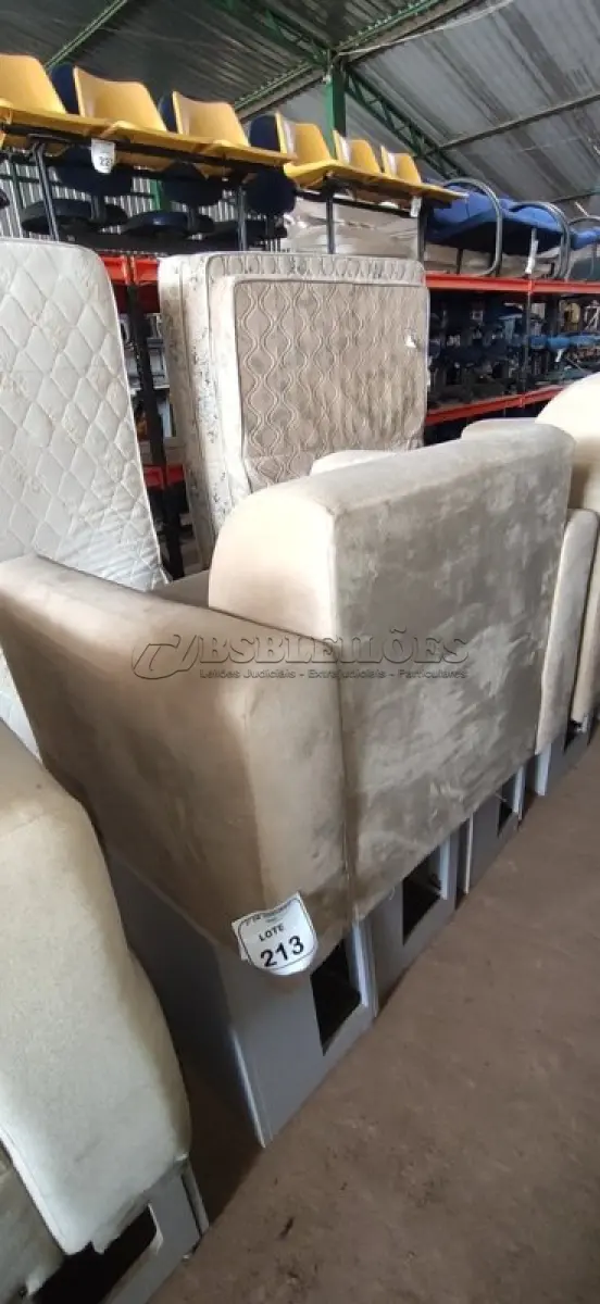 LOTE 213 - 01 POLTRONA E 02 ARMÁRIOS BAIXOS COM 01 GAVETA E SUPORTE PARA CPU. (NO ESTADO) ATENÇÃO! FAZER A VISITAÇÃO ANTES DE ARREMATAR, NÃO SABEMOS SE FUNCIONA, LEILÃO NÃO TEM GARANTIA E NEM DEVOLUÇÃO, SUJEITO A POSSÍVEIS AVARIAS VISÍVEIS/OCULTAS E/OU AUSÊNCIA DE COMPONENTES.