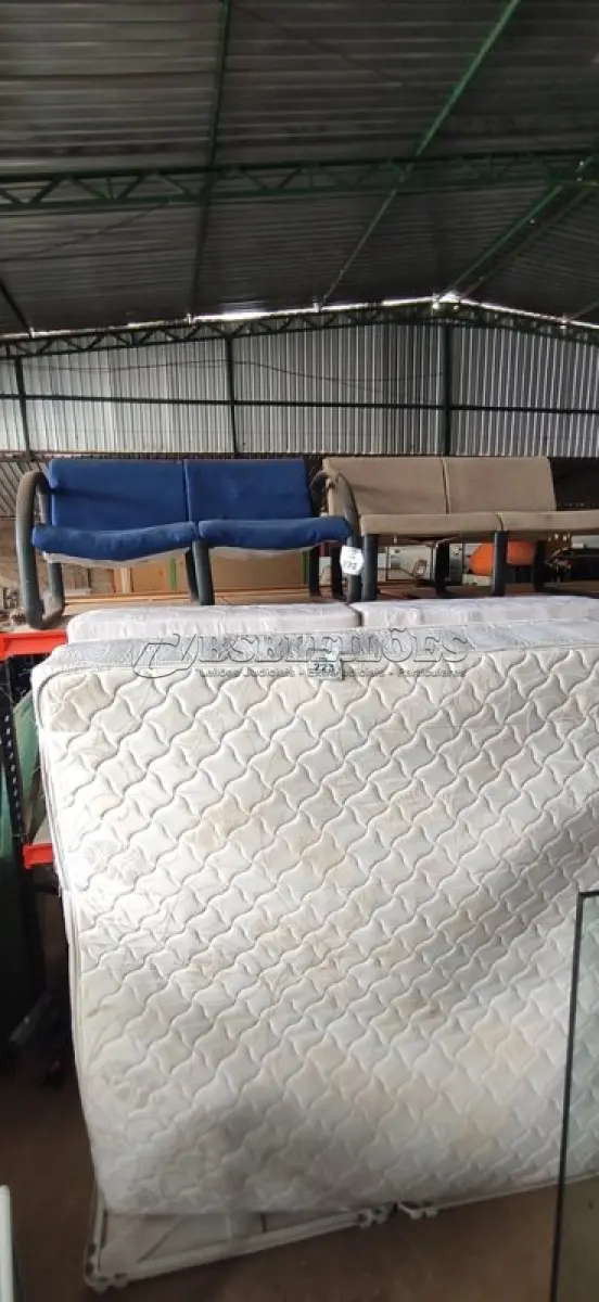 LOTE 223 - 01 COLCHÃO DE CASAL E 02 BASES. (NO ESTADO) ATENÇÃO! FAZER A VISITAÇÃO ANTES DE ARREMATAR, NÃO SABEMOS SE FUNCIONA, LEILÃO NÃO TEM GARANTIA E NEM DEVOLUÇÃO, SUJEITO A POSSÍVEIS AVARIAS VISÍVEIS/OCULTAS E/OU AUSÊNCIA DE COMPONENTES.
