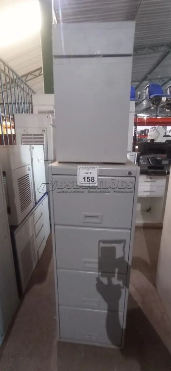 LOTE 158 - 01 ARQUIVO DE AÇO COM 04 GAVETAS EM AÇO E 01 ARMÁRIO BAIXO COM 01 GAVETA E SUPORTE PARA CPU. (NO ESTADO) ATENÇÃO! FAZER A VISITAÇÃO ANTES DE ARREMATAR, NÃO SABEMOS SE FUNCIONA, LEILÃO NÃO TEM GARANTIA E NEM DEVOLUÇÃO, SUJEITO A POSSÍVEIS AVARIAS VISÍVEIS/OCULTAS E/OU AUSÊNCIA DE COMPONENTES.