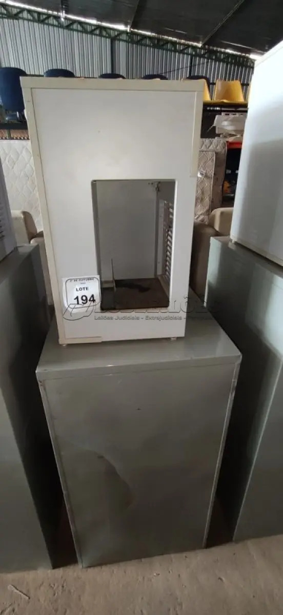 LOTE 194 - 01 ARQUIVO BAIXO DE AÇO COM 07 GAVETAS E 01 ARMÁRIO BAIXO COM 01 GAVETA E SUPORTE PARA CPU. (NO ESTADO) ATENÇÃO! FAZER A VISITAÇÃO ANTES DE ARREMATAR, NÃO SABEMOS SE FUNCIONA, LEILÃO NÃO TEM GARANTIA E NEM DEVOLUÇÃO, SUJEITO A POSSÍVEIS AVARIAS VISÍVEIS/OCULTAS E/OU AUSÊNCIA DE COMPONENTES.