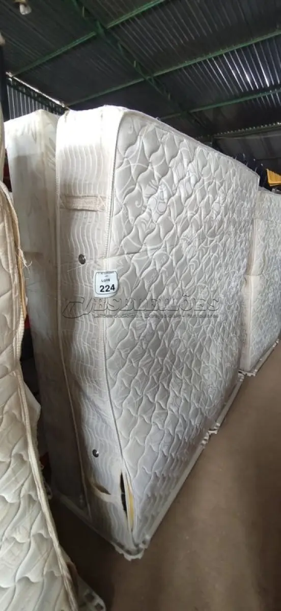 LOTE 224 - 01 COLCHÃO DE CASAL E 02 BASES. (NO ESTADO) ATENÇÃO! FAZER A VISITAÇÃO ANTES DE ARREMATAR, NÃO SABEMOS SE FUNCIONA, LEILÃO NÃO TEM GARANTIA E NEM DEVOLUÇÃO, SUJEITO A POSSÍVEIS AVARIAS VISÍVEIS/OCULTAS E/OU AUSÊNCIA DE COMPONENTES.