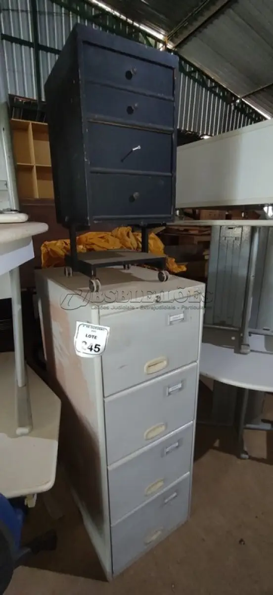 LOTE 245 - 01 ARQUIVO DE AÇO COM 04 GAVETAS E 01 GAVETEIRO PEQUENO COM 04 GAVETAS E RODINHAS. (NO ESTADO) ATENÇÃO! FAZER A VISITAÇÃO ANTES DE ARREMATAR, NÃO SABEMOS SE FUNCIONA, LEILÃO NÃO TEM GARANTIA E NEM DEVOLUÇÃO, SUJEITO A POSSÍVEIS AVARIAS VISÍVEIS/OCULTAS E/OU AUSÊNCIA DE COMPONENTES.