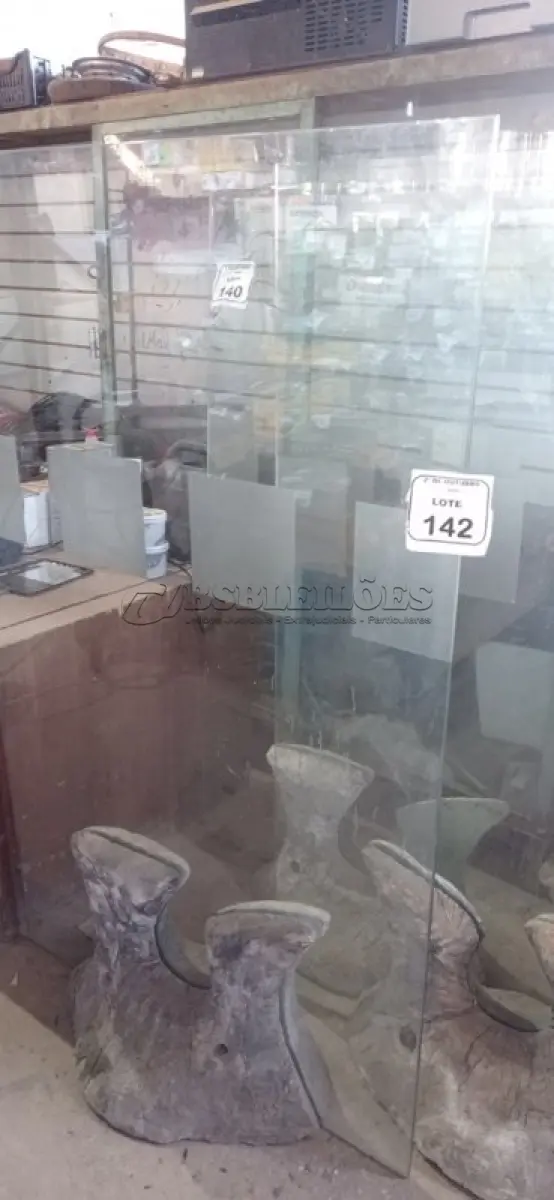 LOTE 142 - 01 PAINEL DE VIDRO DE 1,00X1,65M COM BASE ESCULTURAL EM FORMATO ORGÂNICO. (NO ESTADO) ATENÇÃO! FAZER A VISITAÇÃO ANTES DE ARREMATAR, NÃO SABEMOS SE FUNCIONA, LEILÃO NÃO TEM GARANTIA E NEM DEVOLUÇÃO, SUJEITO A POSSÍVEIS AVARIAS VISÍVEIS/OCULTAS E/OU AUSÊNCIA DE COMPONENTES.