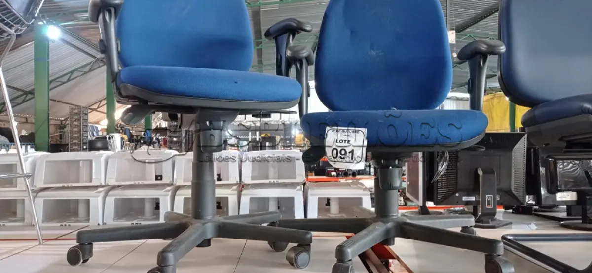 LOTE 091 - 02 CADEIRAS DE ESCRITÓRIO GIRATÓRIAS. (NO ESTADO) ATENÇÃO! FAZER A VISITAÇÃO ANTES DE ARREMATAR, NÃO SABEMOS SE FUNCIONA, LEILÃO NÃO TEM GARANTIA E NEM DEVOLUÇÃO, SUJEITO A POSSÍVEIS AVARIAS VISÍVEIS/OCULTAS E/OU AUSÊNCIA DE COMPONENTES.