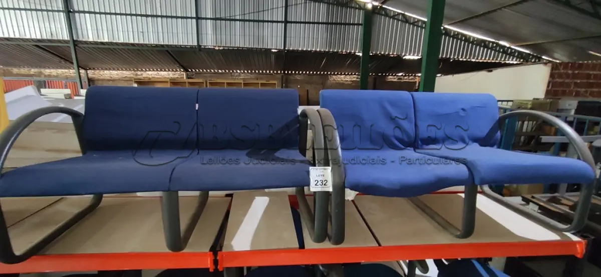 LOTE 232 - 02 POLTRONAS DE 02 LUGARES. (NO ESTADO) ATENÇÃO! FAZER A VISITAÇÃO ANTES DE ARREMATAR, NÃO SABEMOS SE FUNCIONA, LEILÃO NÃO TEM GARANTIA E NEM DEVOLUÇÃO, SUJEITO A POSSÍVEIS AVARIAS VISÍVEIS/OCULTAS E/OU AUSÊNCIA DE COMPONENTES.