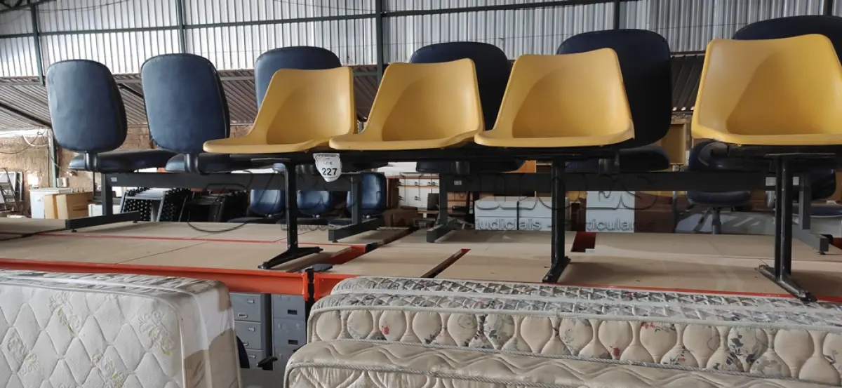 LOTE 227 - 01 CADEIRA LONGARINA DE 03 LUGARES. (NO ESTADO) ATENÇÃO! FAZER A VISITAÇÃO ANTES DE ARREMATAR, NÃO SABEMOS SE FUNCIONA, LEILÃO NÃO TEM GARANTIA E NEM DEVOLUÇÃO, SUJEITO A POSSÍVEIS AVARIAS VISÍVEIS/OCULTAS E/OU AUSÊNCIA DE COMPONENTES.