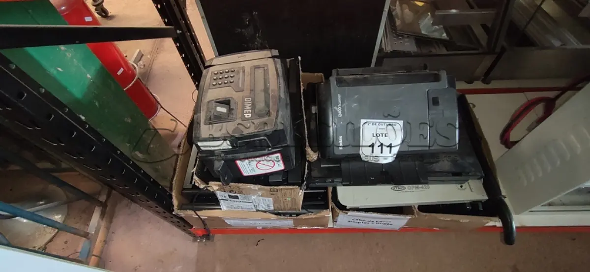 LOTE 111 - 01 RELÓGIO DE PONTO, 01 GUILHOTINA DE PAPEL, 02 SCANNERS E GRANDE QUANTIDADE DE TECLADOS DE PC. (NO ESTADO) ATENÇÃO! FAZER A VISITAÇÃO ANTES DE ARREMATAR, NÃO SABEMOS SE FUNCIONA, LEILÃO NÃO TEM GARANTIA E NEM DEVOLUÇÃO, SUJEITO A POSSÍVEIS AVARIAS VISÍVEIS/OCULTAS E/OU AUSÊNCIA DE COMPONENTES.